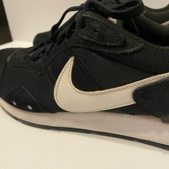 Nike Shoes Runners Womans 11 Black Suede Venture Runner Sneaker Foam White ✔️ - Picture 3 of 6